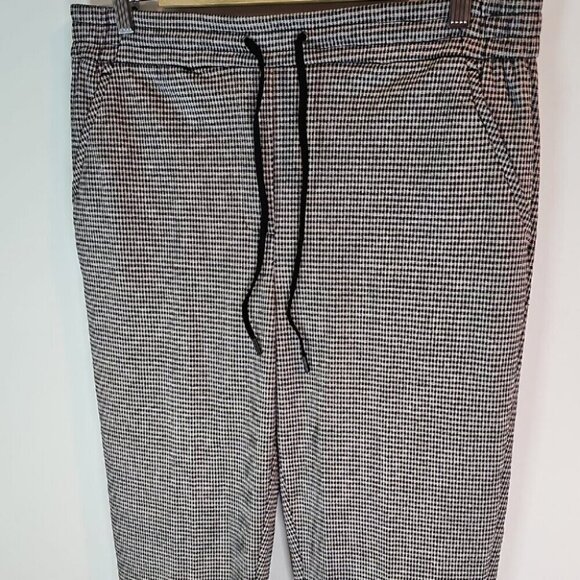 Reitmans Size 14 Black and White Patterned Tapered Pants - Picture 2 of 9